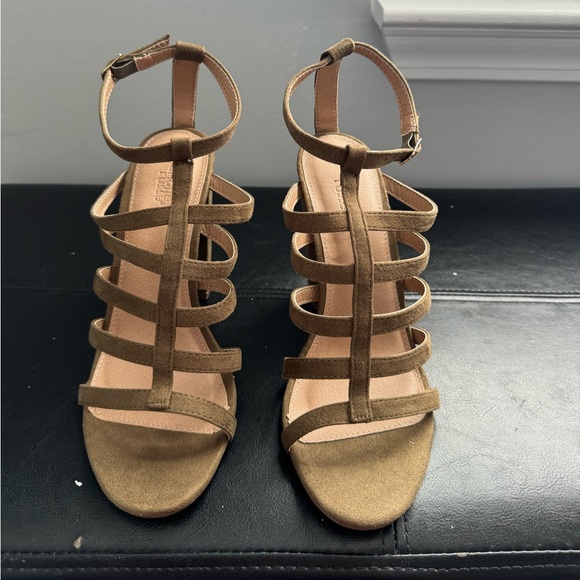 Charlotte Russe Faux Suede Chunk Heel - Picture 4 of 8